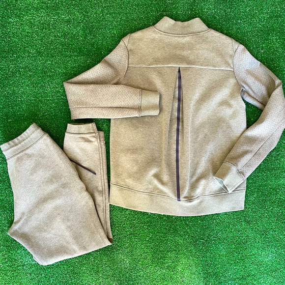 NIKE 2 Piece set - Jacket and Joggers - Picture 2 of 9